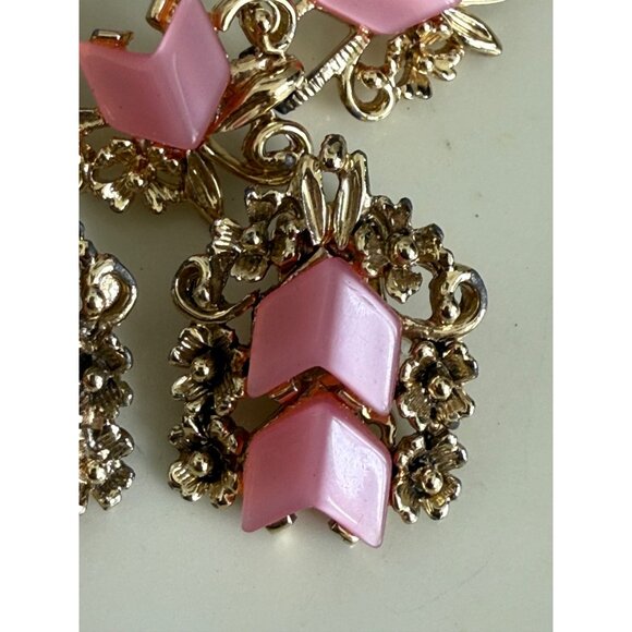 Vintage 60's Pink Thermoset Chevron Shaped Bracelet and Earring Set - Picture 6 of 9